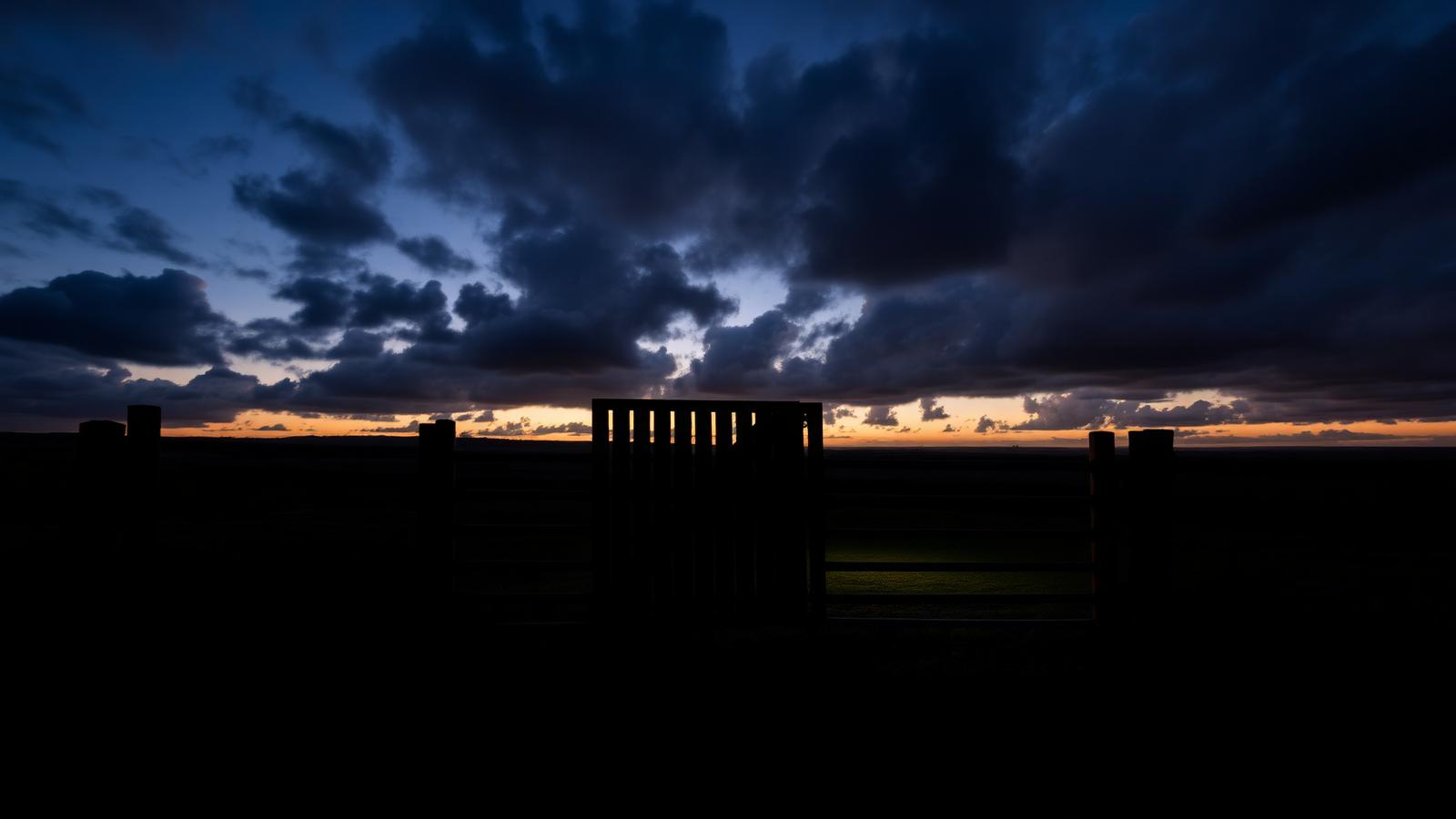 Porteira de fazenda ao anoitecer
